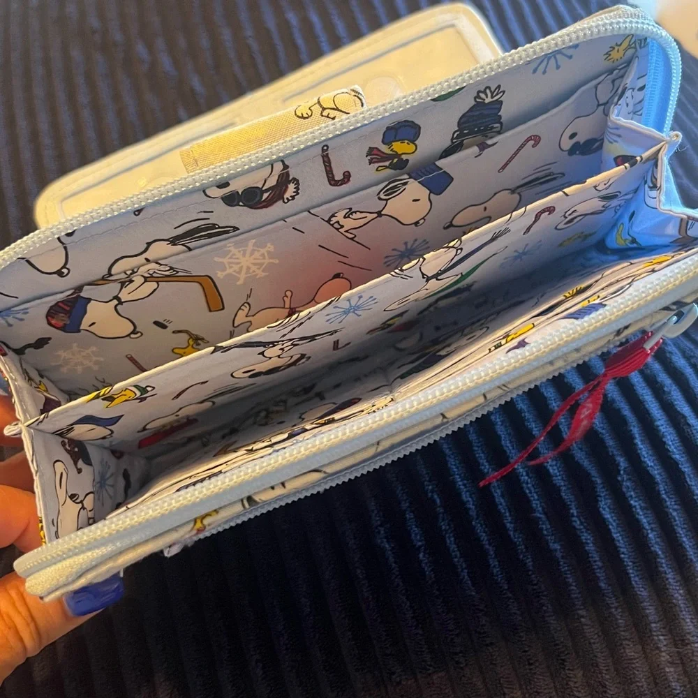 Vera Bradley
Peanuts® RFID Turnlock Wallet in Ski Jump Snoopy - Picture 7 of 7